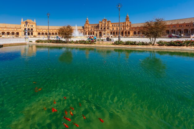 Foto plaza de españa en un día soleado en sevilla, españa.