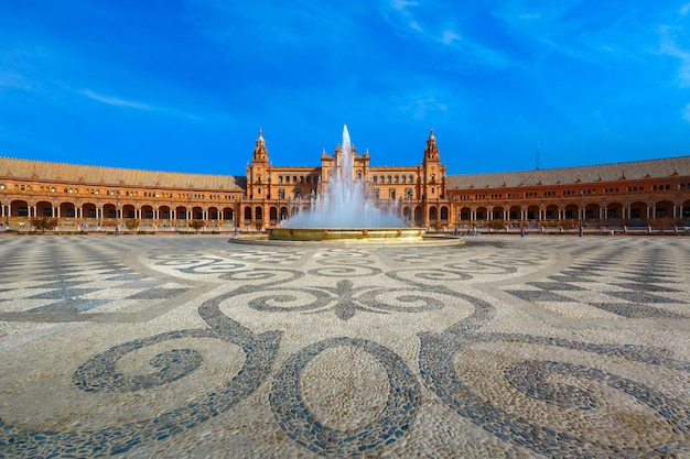 Foto plaza de españa en un día soleado en sevilla españa