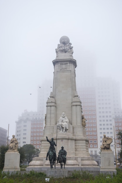 Plaza de España es una gran plaza popular en el centro de Madrid, España, un día con niebla