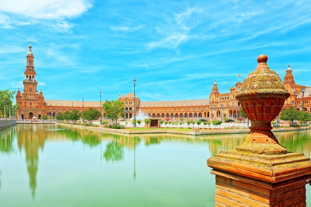 Plaza de España es una plaza en el Parque de María Luisa en Sevi