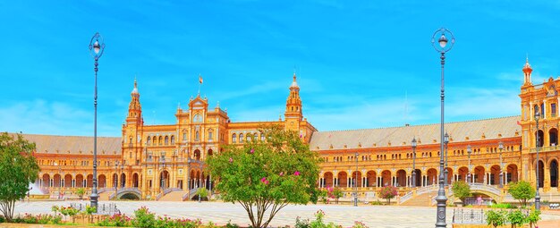 Plaza de España es una plaza en el Parque de María Luisa en Sevi