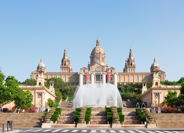 Plaza de España - Museo Nacional de Barcelona con fuente en día de verano, España