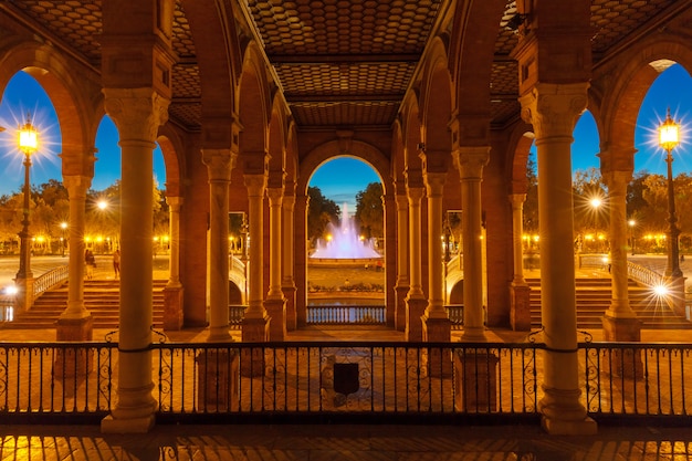 Plaza de España en la noche en Sevilla, España.