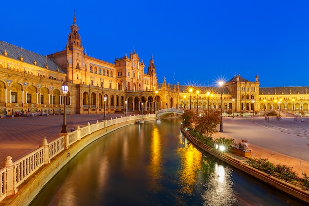 Foto plaza de españa en la noche en sevilla, españa.