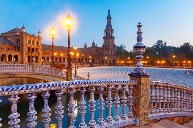 Plaza de España en la noche en Sevilla, España.