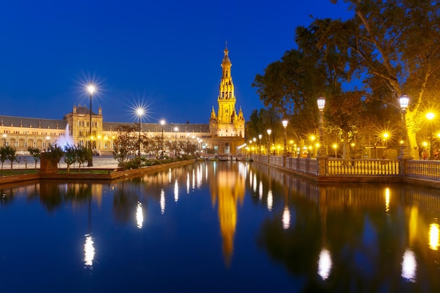 Foto plaza de españa por la noche en sevilla españa