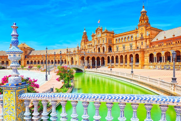 Plaza de España (Plaza de España) es una plaza en el Parque de María Luisa, en Sevilla, España, construida en 1928