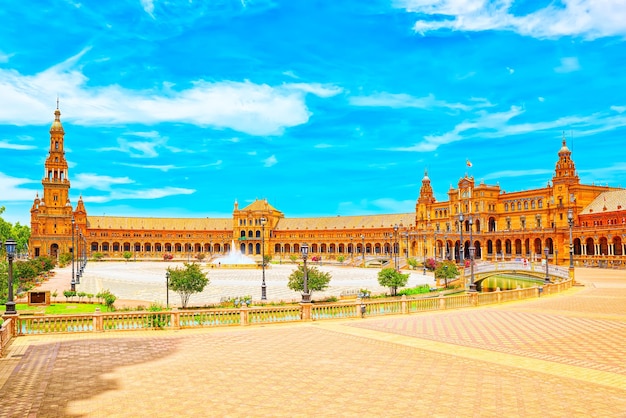 Plaza de España (Plaza de España) es una plaza en el Parque de María Luisa, en Sevilla, España, construida en 1928