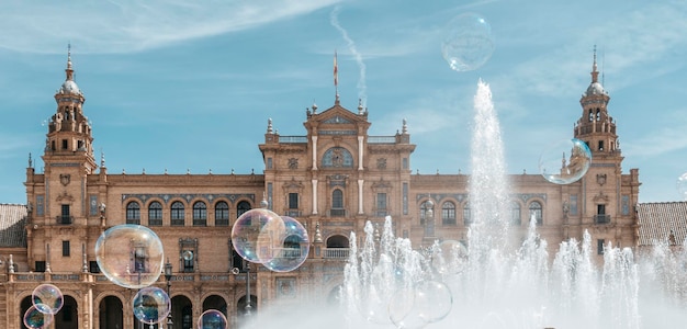 La Plaza de España de Sevilla asoma por detrás de una fuente de agua con pompas de jabón flotando