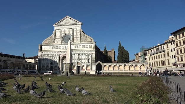 La plaza y la fachada de Santa Maria Novella en Florencia Italia