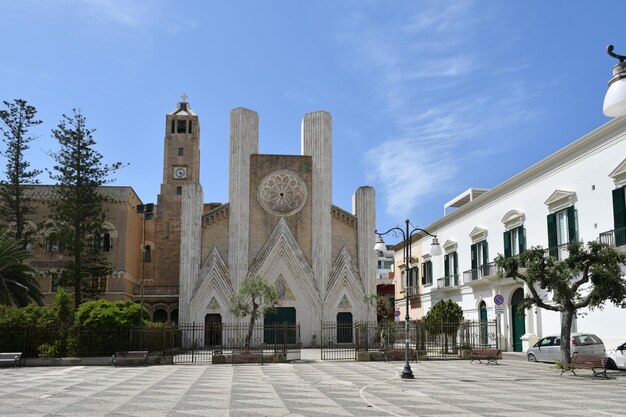 Una plaza de Gallipoli, una ciudad en Puglia, Italia