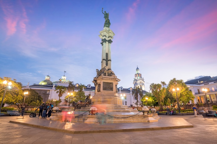 Foto plaza grande en el casco antiguo de quito, ecuador en la noche