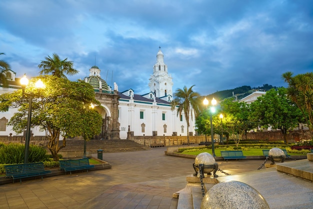 Foto plaza grande en el casco antiguo de quito ecuador