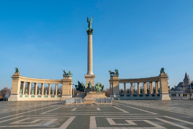 Plaza de los héroes con la columna en Budapest, Hungría