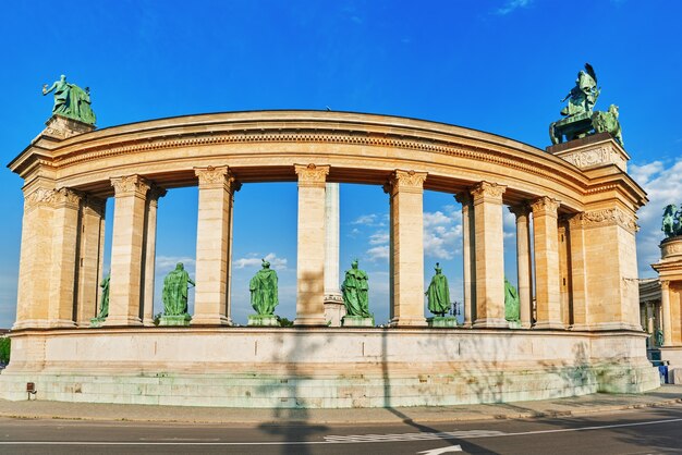 Plaza de los Héroes: es una de las plazas más importantes de Budapest, Hungría, la estatua de los Siete Caciques de los magiares y otros importantes líderes nacionales.