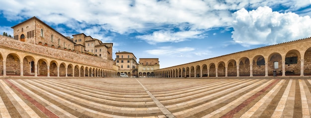 Plaza inferior de la Basílica de San Francisco, Asís, Italia