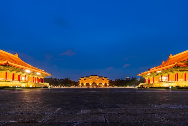 Plaza de la libertad de Chiang Kai-Shek Memorial Hall en la noche en Taipei, Taiwán