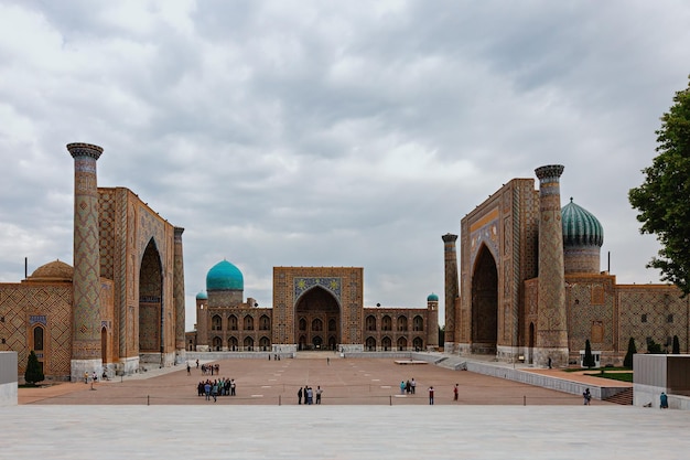 La plaza más hermosa: Registan en el centro de Samarcanda. Uzbekistán