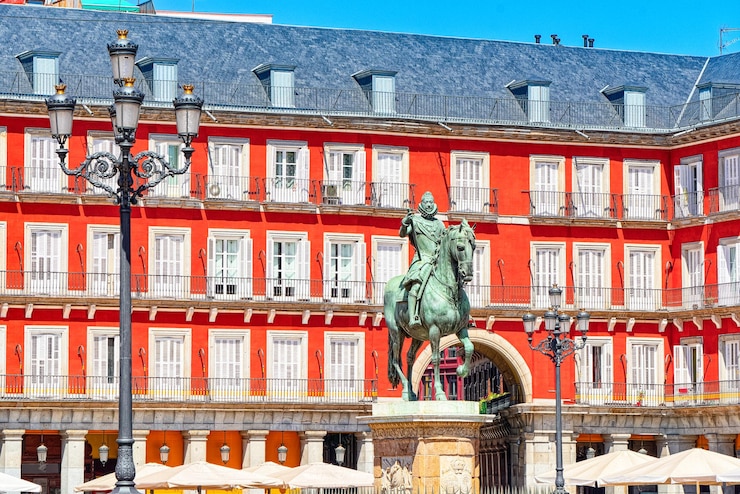 Foto plaza mayor (inglês - praça principal) com turistas e pessoas, foi construída durante o reinado de filipe iii