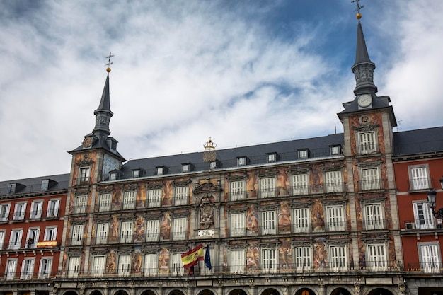 Foto plaza mayor o plaza principal, una plaza central en la ciudad de madrid, españa