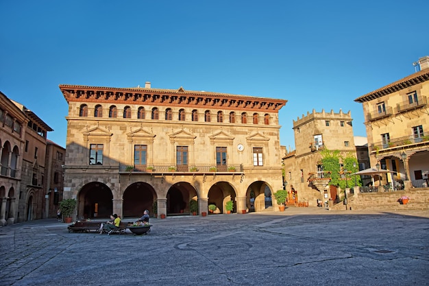 Plaza Mayor en Spanish Village en Montjuic en Barcelona, España. Es un museo de arquitectura y también se llama Poble Espanyol, o pueblo español.