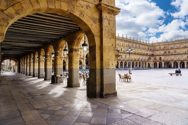 Plaza Mayor von Salamanca an einem sonnigen Tag, um seine Architektur zu genießen