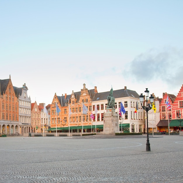 Plaza del mercado en el casco antiguo de Brujas, Bélgica