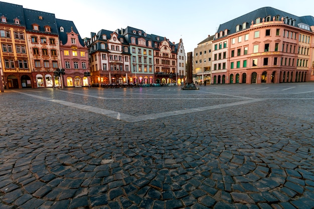 La plaza del mercado en el casco antiguo de Mainz, Alemania al atardecer