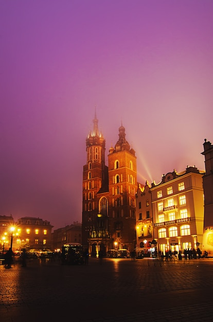 Plaza del mercado de Cracovia por la noche con la Basílica de Santa María