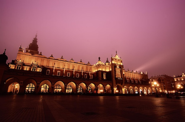 Plaza del mercado en Cracovia por la noche