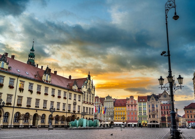 Plaza del mercado de Wroclaw llena de antiguas casas de vecindad coloridas