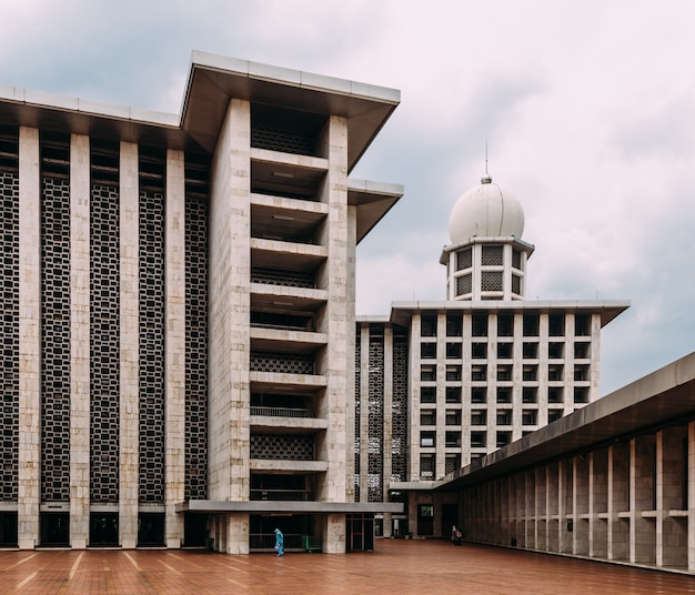 Foto la plaza de la mezquita istiqlal se llama keramik merah