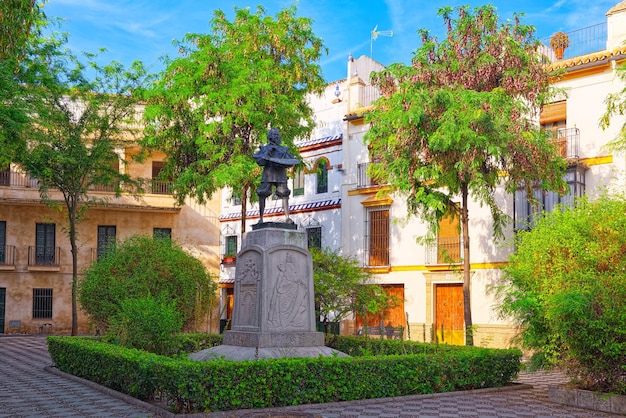 Plaza con monumento en el centro de la ciudad de Sevilla - es la comunidad capital de Andalucía.
