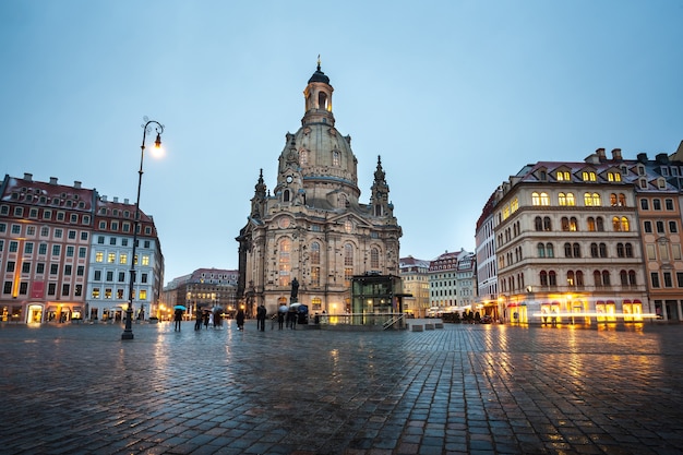 La plaza Neumarkt y Frauenkirche de Dresde por la noche.