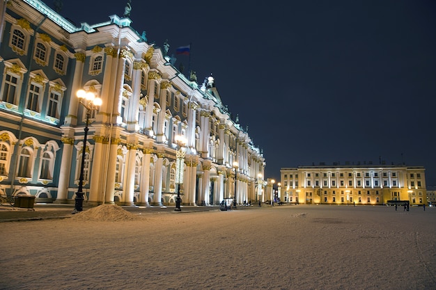 Plaza del Palacio y el Hermitage con iluminación en una noche de invierno en San Petersburgo.