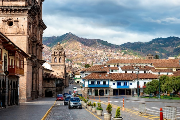 Foto plaza perú cerca de la iglesia de la ciudad