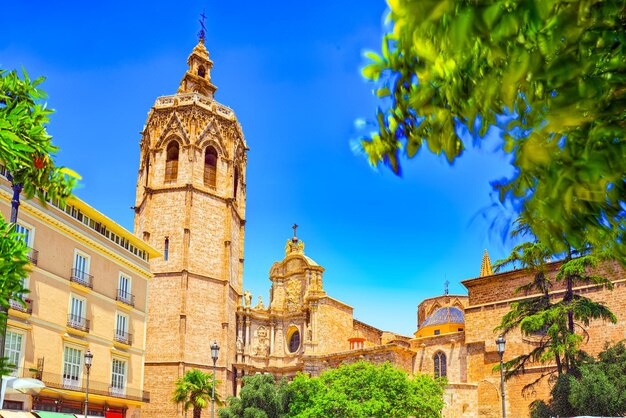 Plaza, Plaza de la Reina (Placa de la Reina) y La Escuraeta, Mercado de Artesanía ante la Catedral de Sevilla.