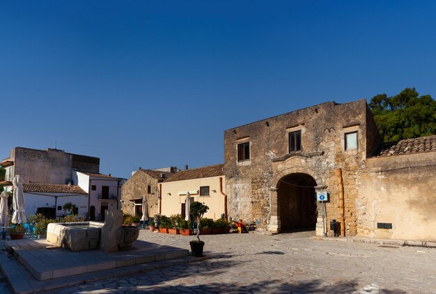 Foto plaza principal del pequeño pueblo de scopello sicilia italia
