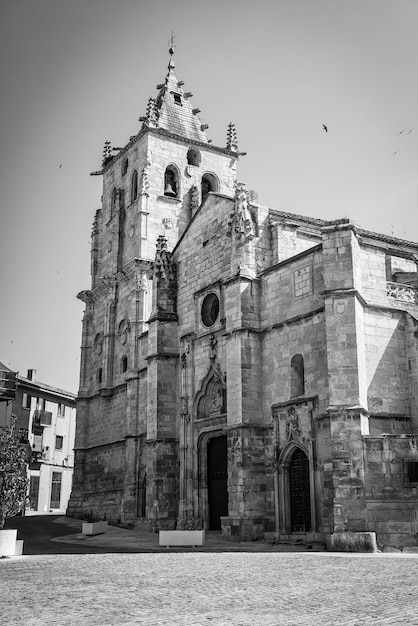 Foto plaza principal del pueblo e iglesia gótica de maría magdalena en el pueblo de torrelaguna madrid