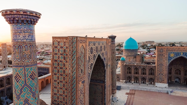 Plaza de Registan en Samarcanda Uzbekistán durante la puesta de sol