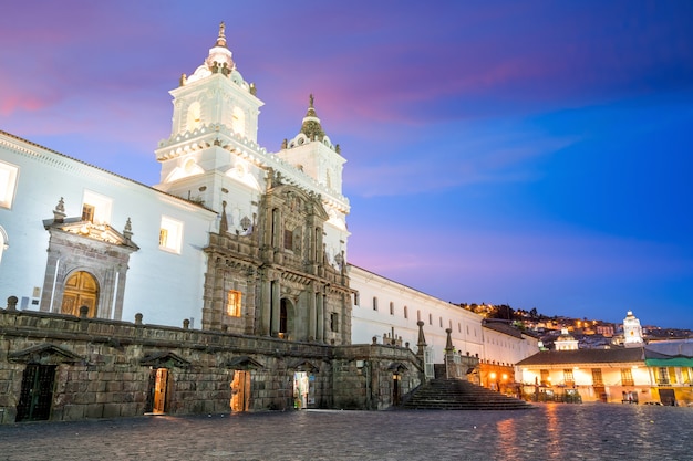 Foto plaza de san francisco en el casco antiguo de quito, ecuador