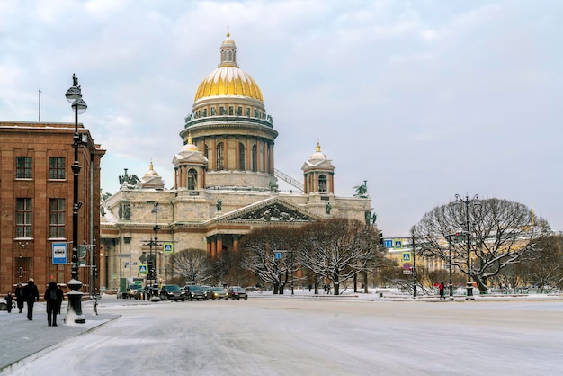 La Plaza de San Isaac y la Catedral de San Isaac en un soleado día de invierno, San Petersburgo, Rusia