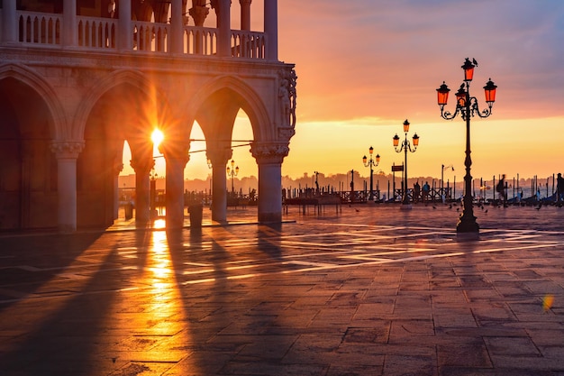 Plaza de San Marcos al amanecer Venecia Italia