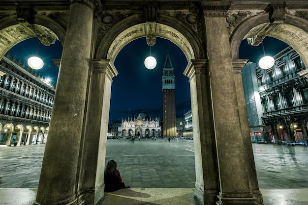 Plaza de San Marcos de noche en Venecia