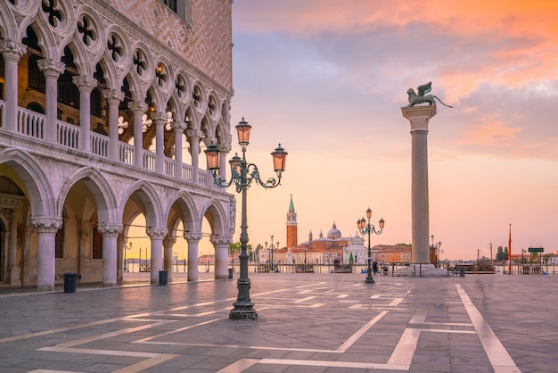 La plaza de San Marcos en Venecia durante el amanecer en Italia