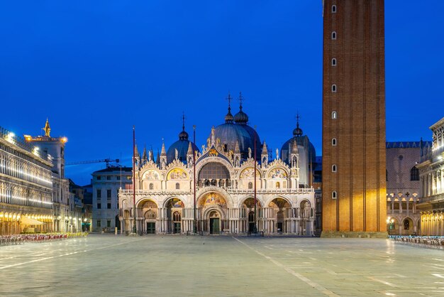 Plaza de San Marcos en Venecia durante el amanecer