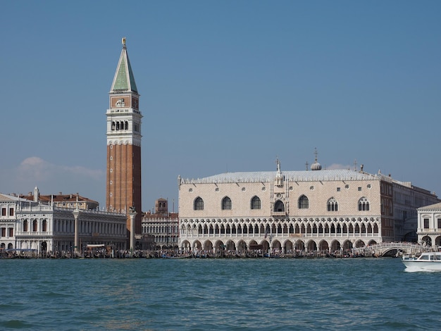 La plaza de San Marcos visto desde la cuenca de San Marcos en Venecia.