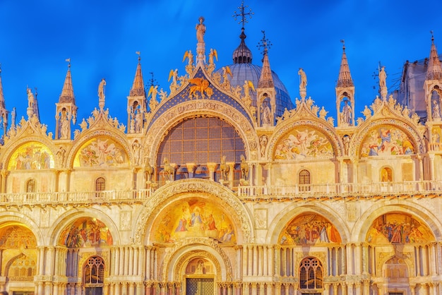 Plaza del Santo Marcos Piazza San Marco y la Catedral de San Marcos Basílica de San Marcos en la noche Venecia Italia