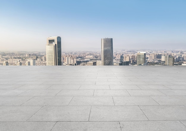 Plaza vacía y fondo de edificios de la ciudad moderna china