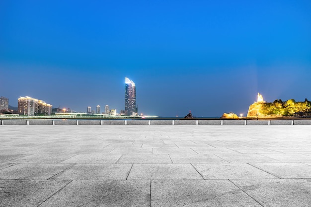 Plaza vacía y fondo de edificios de la ciudad moderna china